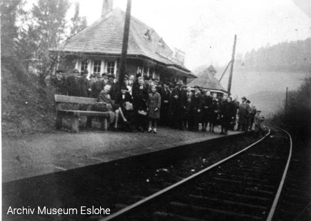 Arbeiter und Angestellte der Firma Koenig erwarten in den 1930-er Jahren am Haltepunkt Wenne die Ankunft des Dampfzuges zum Betriebsausflug