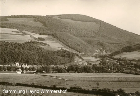 Sicht auf Berge mit seinen Bahnanlagen um 1955. Im Hintergrund das Schotterwerk