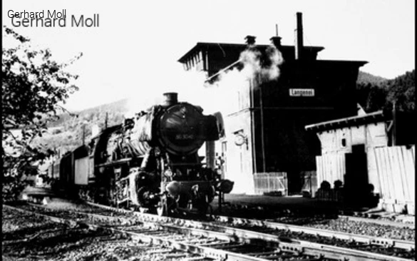Der Bahnhof Langenei mit dem Zug 1767 und der Lokomotive 50 3042 des Betriebswerkes Finnentrop am 21. Oktober 1961.