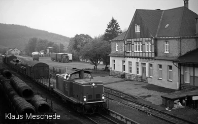 Güterzug mit der Diesellok 212 292-7 im Bahnhof Fredeburg, Juli 1982. Eines der Hauptfrachtgüter waren Drahtrollen für Firma Liedtke am Bahnhof von Fredeburg