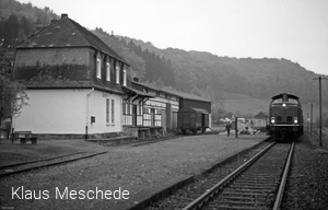 Diesellok 212 292-7 rangiert im Juli 1982 im Bahnhof Dorlar