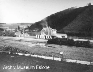 Ein Zug mit zwei Lokomotiven hält 1911 kurz nach Eröffnung der Strecke im Bahnhof von Eslohe