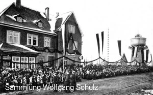 Der Bahnhof Wenholthausen mit Wasserturm während der offiziellen Eröffnungsfeier am 14.01.1911