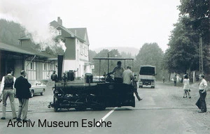Eberhard Koenig fährt Anfang der 1960-er Jahre seine Dampflok über die Landstraße am Bahnhof Eslohe