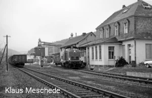 Lok 212 297-7 rangiert im Juli 1982 mit ihrem Güterzug im Bahnhof Bremke