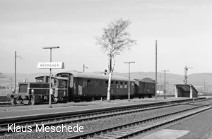 Ein Sonderzug mit 332 142-9 hat am 10.04.1976 aus Schmallenberg kommend Wennemen erreicht