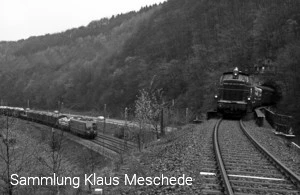 Zwei Güterzüge begegnen sich am Überführungsbauwerk zwischen Finnentrop und Lenhausen am 26.04.1975.