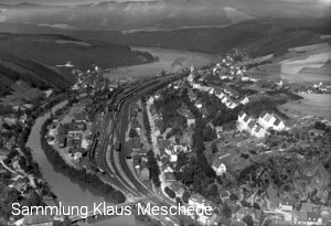 Luftbild von Finnentrop und seinen Bahnanlagen etwa 1960.