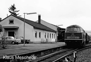 Gü̈terzug im Bahnhof Schmallenberg am 26. Mai 1976